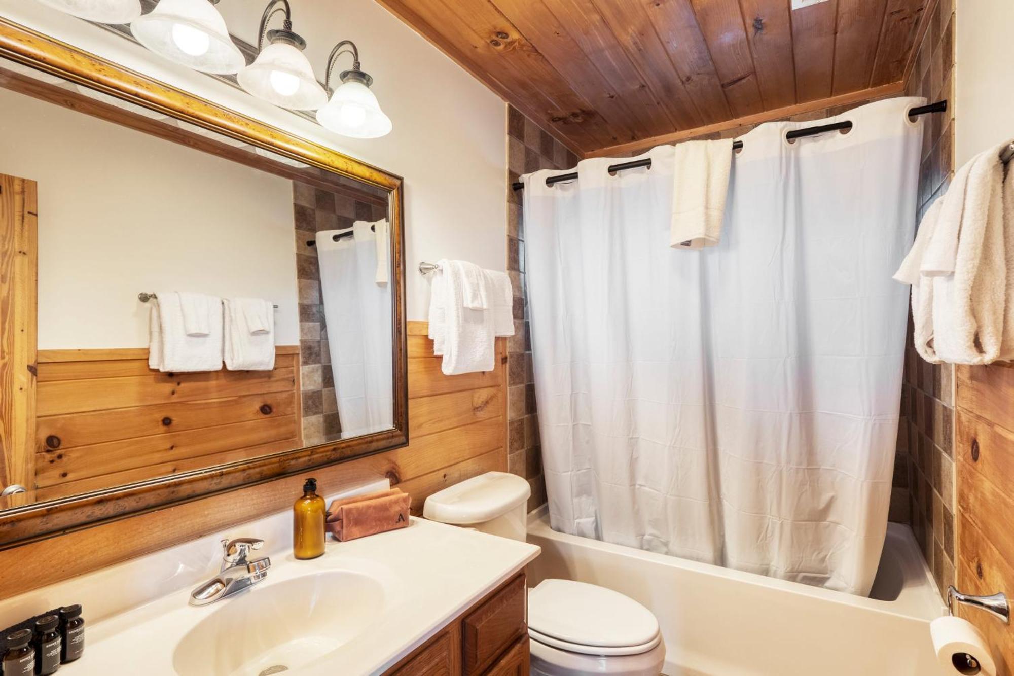 Chestnut By Avantstay Mountain Cabin W Treetop Views Hot Tub Game Room Gatlinburg Kültér fotó